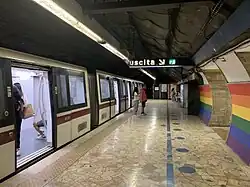 Colosseo, Rom: Regenbogenfarbene Wände auf Bahnsteig- und Verteilerebene während der CSD-Saison 2021