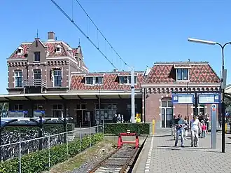 Bahnhofsgebäude und Bahnsteig (2007)