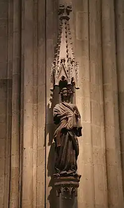 Figur des „lachenden Engels“ am südwestlichen Vierungspfeiler