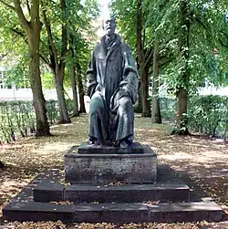 Emil Fischer, Garystraße 34, Berlin-Dahlem, 1952 (Dieses Denkmal ist eine Replik eines Werkes von Fritz Klimsch. Dessen Original stammt aus den Jahren 1919–1921. Siehe Hermann Braun, eine Dokumentation zu Fritz Klimsch 1990 Nummer 113 Seite 356)