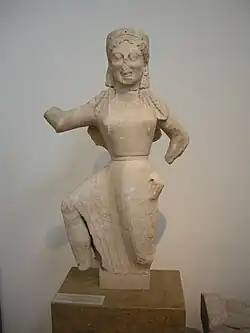 Nike von Delos im Knielauf, Flügel abgebrochen, archaisch, um 550 v. Chr.