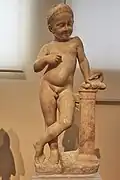 Junge mit Ente; Archäologisches Nationalmuseum, Athen; aus Lilaia; erstes Viertel des 3. Jahrhunderts v. Chr.[4]