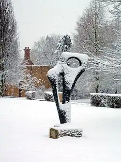 Statue vor der alten Portierloge „Achaean“ von Barbara Hepworth