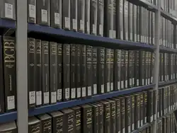 Bände des Staudinger BGB-Kommentars in einem Bücherregal