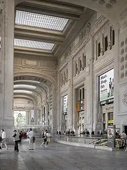 Die äußere Eingangshalle, ehemals Fahrzeugauffahrt