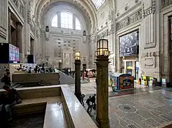 Eingangshalle mit Art-déco-Lampen