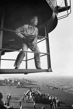 CDR Edward Steichen fotografiert über dem Deck des Flug­zeug­trägers Lexington, November 1943