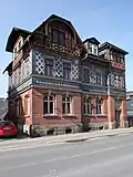 Ortstypisches Haus (am Bahnhof)