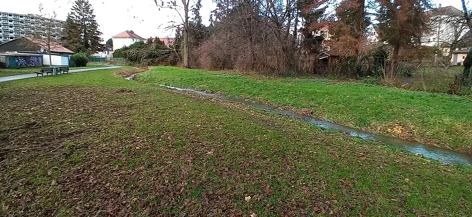 Lauf des Steinbaches mit Wasser an Weihnachten 2020 zwischen Praunheimer Weg und In der Römerstadt