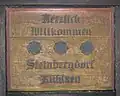 Willkommenstafel des „Steinbergdorfs“