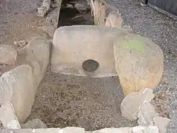 Seelenloch im Galeriegrab Züschen I, Hessen