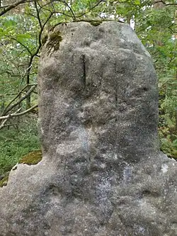 Einritzungen im Kopfteil