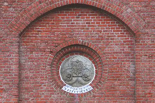 Steinmetz-Rosette mit stilisiertem Wappen