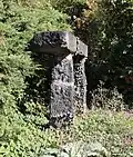 Hochbank der Steinrast aus Basaltlava an der Kreuzkirche in Leutesdorf