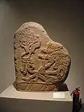 Stele 50 mit skelettartiger Figur