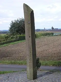 Der neue Heiligkreuzstock am Reichswald. Im Hintergrund ist die Kirche von Kranenburg zu erkennen.