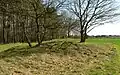 Eines der zahlreichen Hügelgräber im Ort