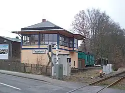 Stellwerk 2 beim Bahnübergang Neuoelsnitz (2016)