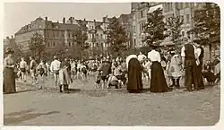 Hochbetrieb am Planschbecken um 1910