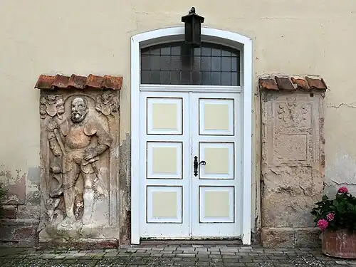 Grabplatten am Osteingang für Wolf Wilhelm von Keudell und Mechthild von Eschwege (†&nbsp;1658)[3]