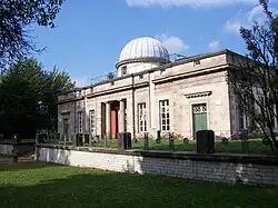 Südliche Garten­fassade der klassizis­tischen Stern­warte mit Instrumenten-Terrasse (2004)