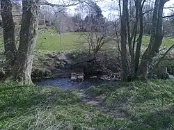 Im Laufe des Baches Svejstrup Bach ist noch ein Granitquader einer kleinen Brücke zu finden