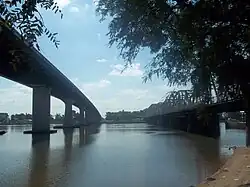 Neue (links) und alte Brücke der Ruta 1 über den Río Santa Lucía