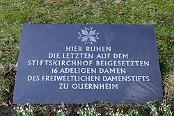 Gedenkplatte für die letzten adligen Damen im Damenstift Quernheim