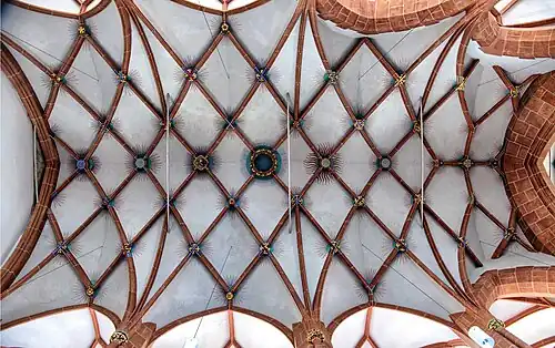 Netzgewölbe des Mittelschiffes