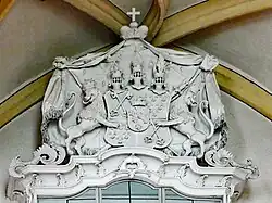 Wappen des von Hausen-Gleichenstorff über dem mittleren Oratorium an der Längsseite der Stiftskirche Berchtesgaden
