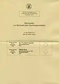Stimmzettel des zweiten Wahlgangs der Oberbürgermeisterwahl in Form einer Stichwahl im bayerischen Hof im Jahr 2020, die Stimmabgabe erfolgte mittels Kreuzchen durch einfache Mehrheit