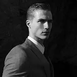 Schwarz-weiß Portrait des amerikanischen Schauspielers Trevor Stines im Jahr 2020