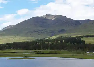 Der Stob Ghabhar von Südosten, im Vordergrund Loch Tulla