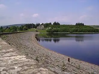 Die Staumauer des Stocks Reservoirs