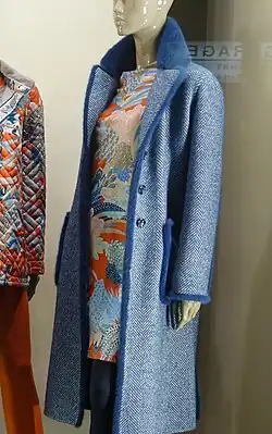 Tuchmantel, mit gefärbtem Nerz verbrämt (2020)