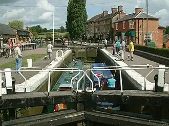 Narrowboats in der obersten Schleuse der Stoke Bruerne Flight