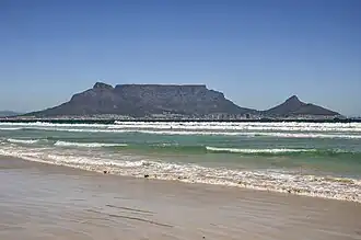 Tafelberg (links) und Lion’s Head von Milnerton aus