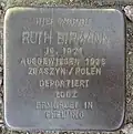 Ruth Birmann vor der Fruchtallee 107