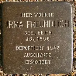 Irma Freundlich vor der Fruchtallee 27