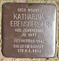 Katharina Ebensberger vor der Gärtnerstraße 107