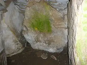 Felsritzung im Cairn T