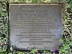 Marjory Stoneman Douglas, Floridas berühmteste Umweltschützerin und Autorin, schrieb weise und kämpfte leidenschaftlich für Süd-Floridas einzigartiges und fragiles Ökosystem, die Everglades. Diese Information in Bronze wurde zu Ehren von ihr im Fairchild Botanic Garden in Miami, Florida, USA errichtet.