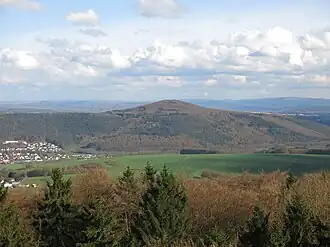 Blick vom Heussner-Turm auf der Mengshäuser Kuppe nach Südosten zum Stoppelsberg