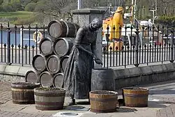 Denkmal einer Heringsfrau am Binnenhafen