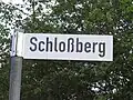 Straßenschild der Straße Schloßberg, die zum Schloßberg führt