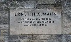Auf einer am Ernst-Thälmann-Denkmal in Stralsund angebrachten Gedenktafel sind in Majuskeln die Worte Ernst Thälmann / geboren am 16. April 1886 / im KZ Buchenwald ermordet / am 18. August 1944 geschrieben.
