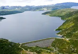 Blick auf Die Staumauer des Strandavatnet aus südlicher Richtung