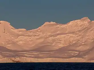 Blick von der Bransfieldstraße auf den Strandscha-Gletscher (im Hintergrund:&nbsp;Spartacus Peak (links), Yavorov Peak (Mitte), Elena Peak (rechts))