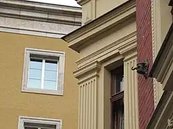 Oberleitungsrosette der 1937 stillgelegten Straßenbahn Weimar in der Brennerstraße 2 (2022)