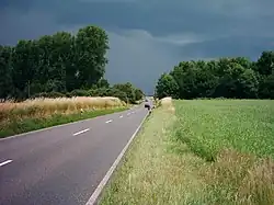 Der Strategische Bahndamm zwischen Hülchrath (links) und Neukirchen (rechts). Die L 142 schneidet den Bahndamm abgesenkt Richtung Nordosten.